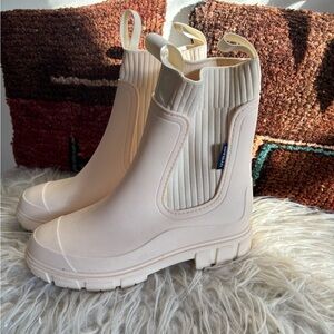 Uyirain cream colored ankle rain boots